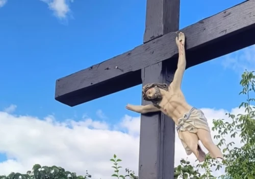 Figura Chrystusa na przydrożnym krzyżu znów zdewastowana. Kupili ją mieszkańcy po pierwszym ataku wandala
