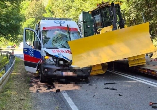Spychacz uderzył w ambulans. Trzy osoby ranne