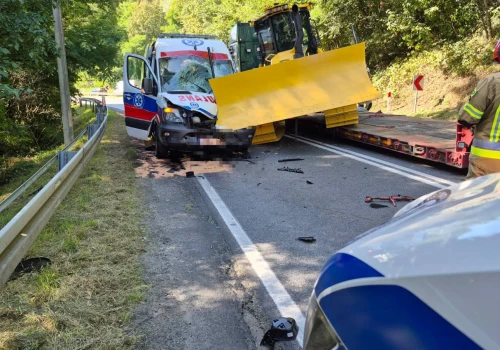 Spychacz spadł z lawety i uderzył w karetkę. Trzy osoby trafiły do szpitali (Galeria)