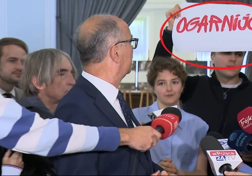 Incydent na konferencji Czarzastego. Nagle pojawił się TEN transparent. „Chodźcie tu bliżej”