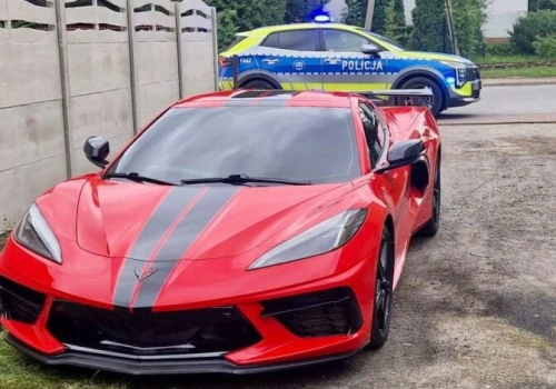Kupił Corvette w Stanach, tablice zamówił w internecie. Teraz ma poważne kłopoty