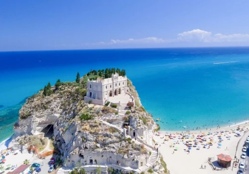 Włochy w świetnej cenie 🔥 Wycieczka do Kalabrii za jedyne 577 PLN 🇮🇹🌶️ Loty i 4* hotel ze śniadaniami 😋☀️