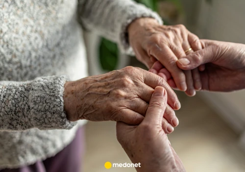 Dlaczego seniorzy pachną inaczej? Taka jest prawdziwa przyczyna 