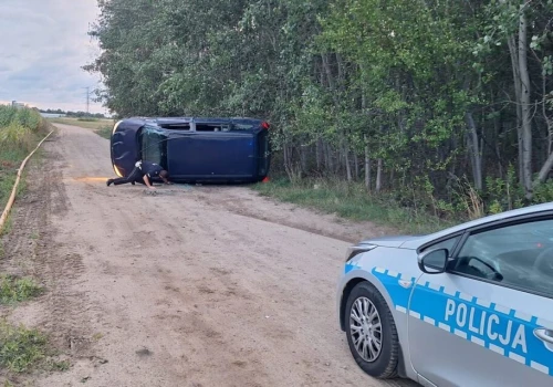 Pijany, poszukiwany i z zakazem uciekał przed policją. Pościg zakończył się dachowaniem