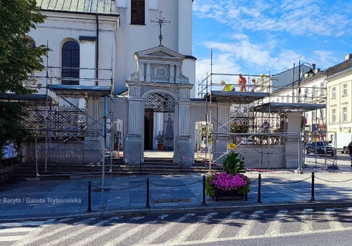 Piotrków. Rzeźby zniknęły z Bramy Bernardyńskiej