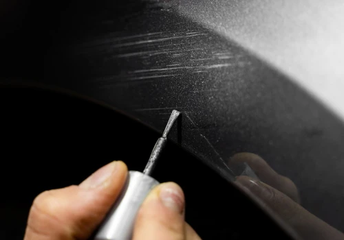 Zarysowałeś auto na parkingu? Jedna decyzja może kosztować cię znacznie więcej niż mandat