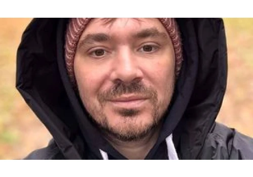 Daniel Martyniuk przyłapany na ulicy w Warszawie. Puszczał dymka i gawędził pod blokiem