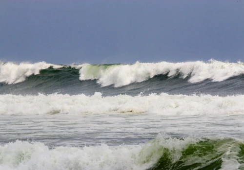 Potężne fale uderzyły w Long Beach w Kalifornii. Ewakuowano mieszkańców domów nad oceanem