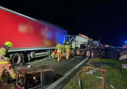 Groźne zdarzenia na S7. Najpierw przewróciła się laweta, później zderzyły się ciężarówki