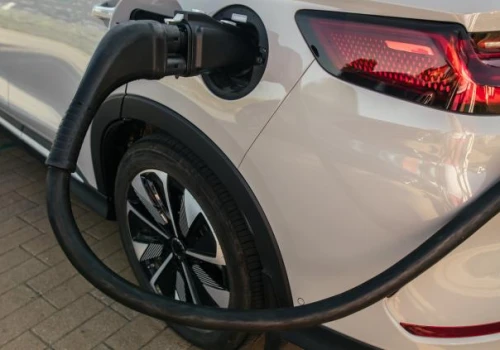 Nie masz własnej ładowarki? Elektryk i tak może być tańszy od benzyny
