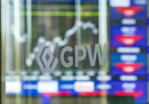 14 spółek z GPW na liście faworytów analityków. Zmiana nastawienia do Synektika, XTB i Asbisu
