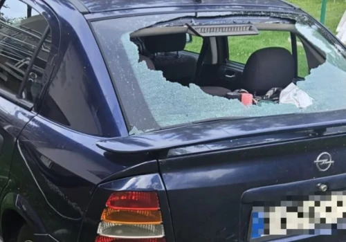 Wjechała na przejazd, gdy rogatki opadały