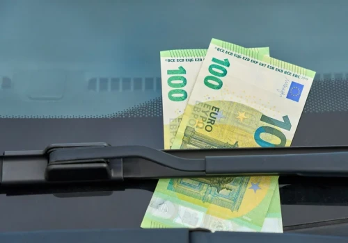 50 euro za wycieraczką, a potem płacz. Tak dają się oszukiwać turyści