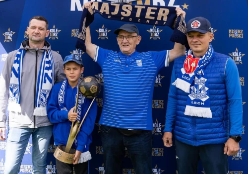 Mistrzowskie trofeum Lecha Poznań w Strzałkowie