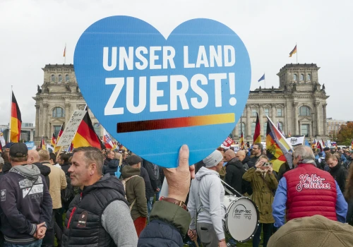 Nie dla migracji, strefy euro i reparacji dla Polski. Wszystko, co musisz wiedzieć o programie AfD