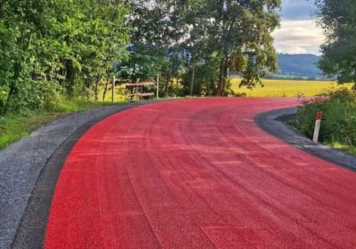 Coraz więcej czerwonych dróg w Polsce. Nie chodzi o rowerzystów