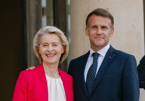Social media w UE od 15 lat? Macron apeluje do szefowej KE