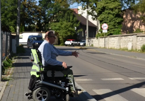 Krótka droga, wiele przeszkód. Jaworznianin pokazuje, z czym mierzy się na wózku