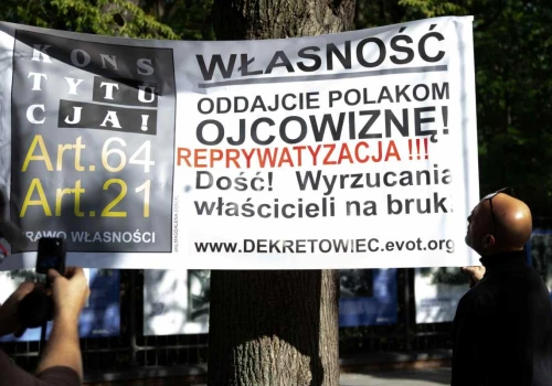 Ziemianie i ofiary dekretu Bieruta protestują przed siedzibą premiera. Chcą zwrotu zagrabionego majątku