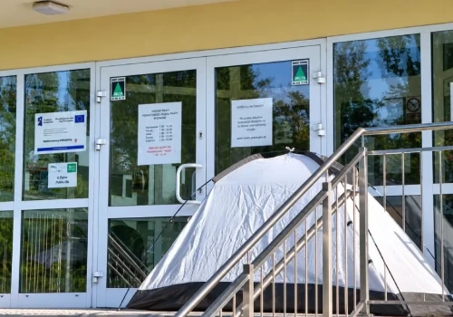 Nocowali pod Urzędem Pracy w Koninie. Przed wejściem stanął nawet namiot