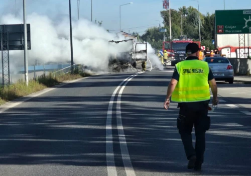 20 ton jabłek w ogniu! Ciężarówka doszczętnie spłonęła