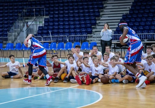 Magia na parkiecie. Młodzi koszykarze trenowali z gwiazdami Harlem Globetrotters i King Wilków Morskich