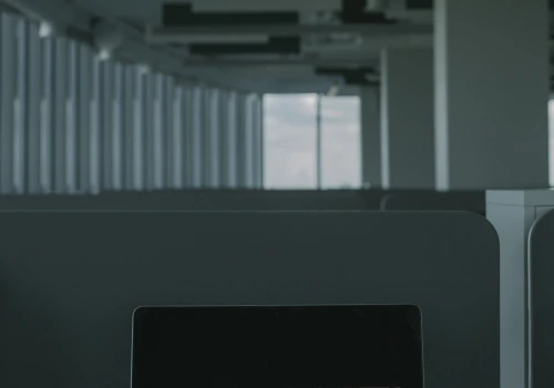 Brytyjska agencja cyberbezpieczeństwa ostrzega przed AI używaną bez wiedzy pracodawców