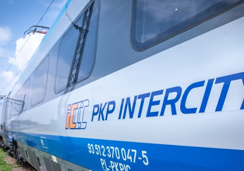 Polska kolej stawia na satelity. PKP Intercity testuje internet w wagonach