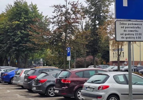 Autokomis przy Norwida w Złotowie zniknął. Parking znów jest dla kierowców