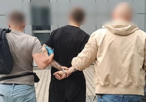 Zapytał seniorkę o godzinę. Chwilę później zerwał jej z szyi złoty łańcuszek