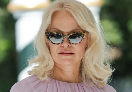 59-letnia Pamela Anderson w Wenecji. Liliowa stylizacja przyciągała wzrok