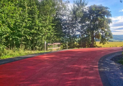 Czerwony asfalt na polskich drogach. Nie chodzi o ścieżki rowerowe