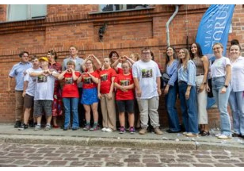 Toruń. W mieście pojawił się kolejny anioł - to Samarytanka
