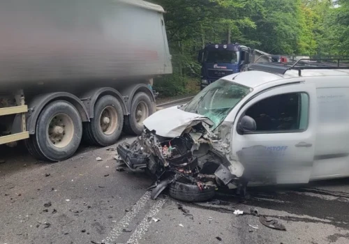 Szokujące zderzenie na DW212. Dostawczak uderzył w ciężarówkę i Audi