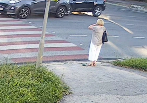 Jeden zatrzymał się przepuścić pieszą, drugi nie wyhamował. Kobieta aż złapała się za głowę