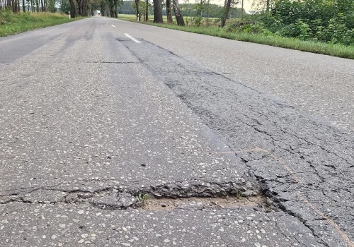 Kto załata dziury – drogowcy czy zima?