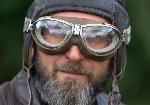 Na co dzień jest stolarzem. Po godzinach odnawia zabytkowe motocykle: 
