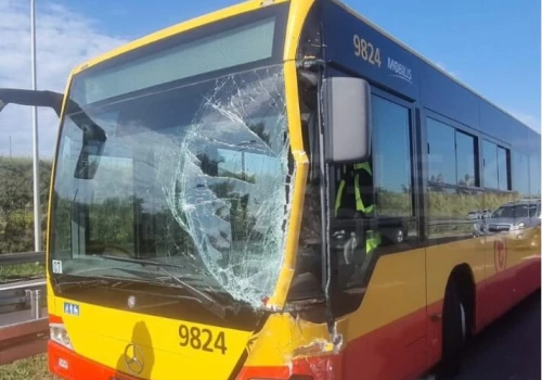 Kierujący autobusem miejskim wjechał w dwa busy na Trasie Salomea-Wolica