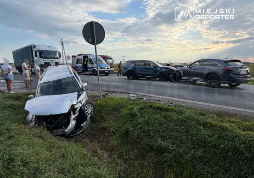 Pijany kierowca Infinity zderzył się z innym autem, a następnie wjechał czołowo w kolejne