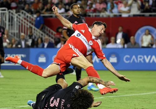Piękny gol Lewandowskiego w hicie MLS. Polak przyćmił Messiego