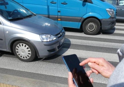 Telefon w ręce na przejściu dla pieszych. Kiedy grozi 300 zł mandatu?
