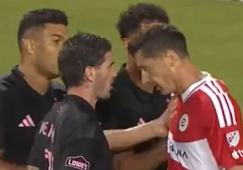 Lewandowski zaatakowany na meczu! "Kim ty jesteś, głupku?" Natychmiastowa reakcja kibiców