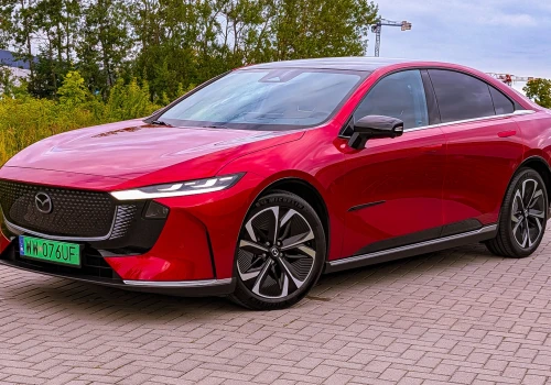 Tak jeździ nowa Mazda 6e. Trudno nie polubić tego auta