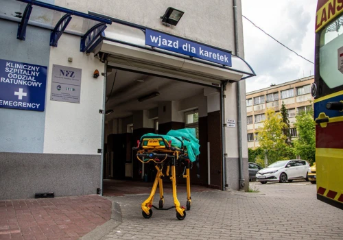 Interwencja ZRM przy ul. Limanowskiego w Olsztynie. W szpitalu 49-latkę „odwiedziła” policja