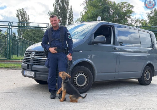 Policjant ze Szczecina zatrzymał się na A2. Zauważył kobietę potrzebującą pomocy