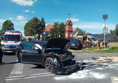 Groźny wypadek w Wielkopolsce. Osiem osób w rozbitych autach, sześć wymagało pomocy