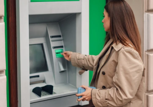 Polacy oszczędzają i...tracą. Tyle pieniędzy zalega w bankach