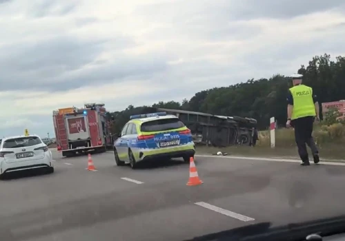 Zjechała nagle na przeciwległy pas jezdni. Wypadek na wjeździe do Świdnika, są duże korki