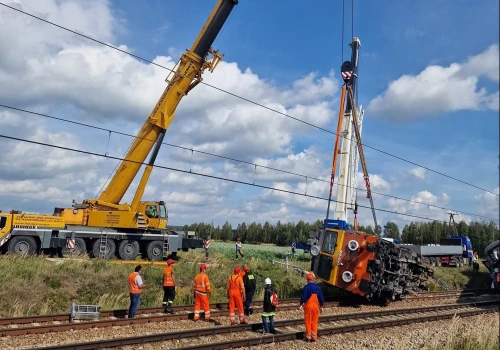Lokomotywa i część wagonów z Sokolnik Suchych usunięta. Trwa naprawa torowiska i sieci trakcyjnej