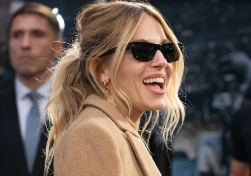 Jesienią jej płaszcz zda egzamin. Sienna Miller wybrała ponadczasowy fason